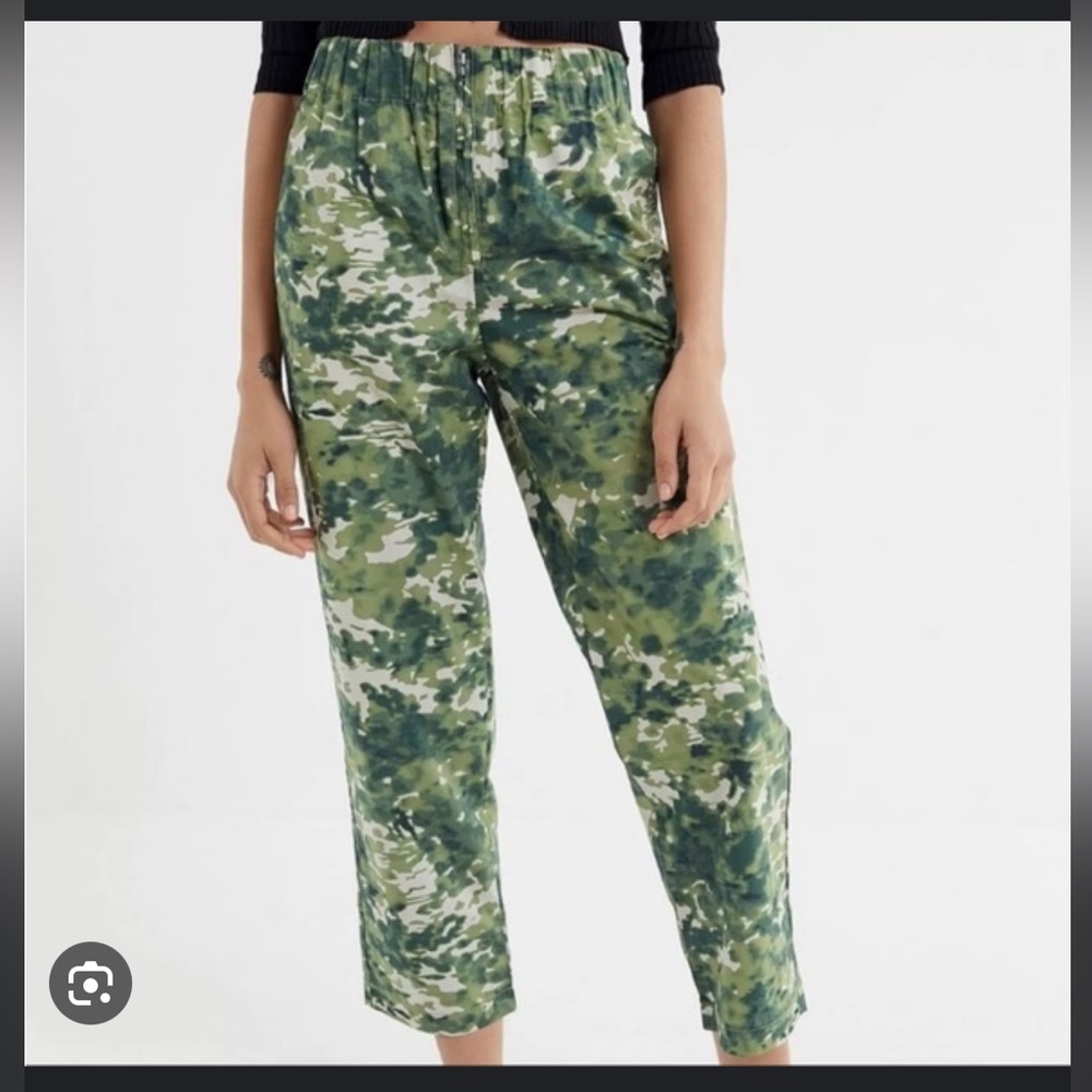 Urban Outfitters green jace poplin camo print high waisted pants Size M